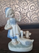 Figurka z porcelany dziewczynka z gąskami