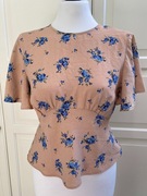 Romantyczna bluzka damska nude kopertowy tył falbanka kwiatki coquette 