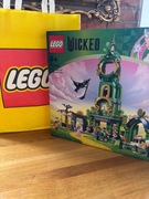 Zestaw LEGO Wicked Powitanie w Emerald City (75684) 