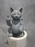 Figurka kota z środkowym palcem 