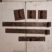 Zawiasy kute do drzwi