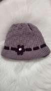 Fioletowa ciepła czapka z wełną i ozdobnym kwiatuszkiem
