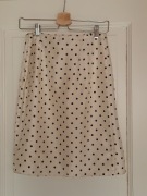 Biała spódnica w grochy