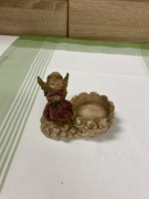 Świecznik aniołek czerwony antyk