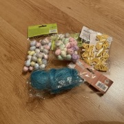 Jajka styropianowe, kolorowe sianko i klamerki motyle