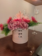 Flowerbox z kwiatów w kolorze różowym 