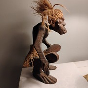 Figurka człowieka z plemienia Tiki, ręcznie rzeźbiona