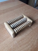 Masażer rolkowy do stóp drewniany