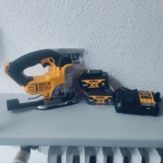 Wyrzynarka akumulatorowa DeWALT DCS331M2 18V – NOWA z walizką.