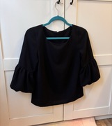 Czarna elegancka bluzka z rozkloszowanymi rękawami