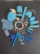 duży, błękitny zestaw breloczków do samoobrony dla kobiet