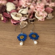 Kolczyki kwiaty naturalne w żywicy niebieskie