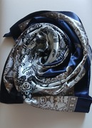 Chusta o rozmiarach 90x90cm 