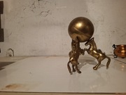 Trzy konie z kula mosiadz