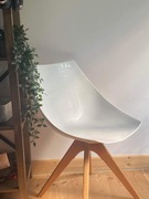 Designerskie krzesło, minimalistyczny skandynawski styl, drewniane nogi