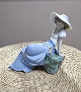 Nao Lladro. Porcelanowa figurka "Dziewczyna i ptak"