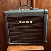Kustom KBA 10 - mały wzmacniacz combo do gitary basowej