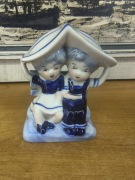 Figurka porcelanowa dzieci pod parasolem – Delft Blue – ręcznie malowana
