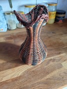 Wazon z plecionej wikliny z lat 80. XX wieku w stylu Boho.