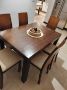 Drewniany rozkładany stół z 6 krzesłami (obicie prawdziwa skóra)