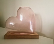 Wazon szklany róż serce drewniana podstawa