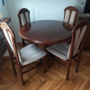Stół z krzesłami 