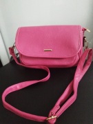 Torebka listonoszka fuksja eko skóra okucia złote metalowe 