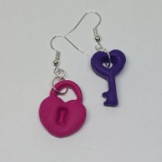 Kolczyki ręcznie robione różowa kłódka i fioletowy klucz 