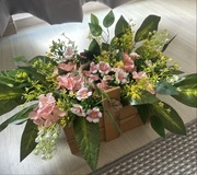 DELIKATNE KWIATY W DREWNIANEJ SKRZYNECZCE