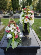 Zestaw nagrobny kwiaty na cmentarz lampion 