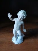 Figurka porcelanowa putto na kuli Schaubach