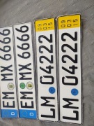 Kolekcja tablic samochodowych.