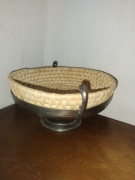 Patera na nodze na owoce pieczywo. cynowa z koszyczkiem z trawy morskiej