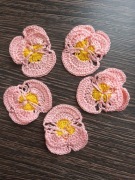 Bratki jasny róż na szydełku kordonek zestaw sesja