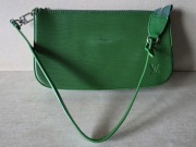 Epi Pochette Accessoires Borneo Green – luksusowa torebka baguette