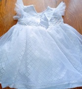 piękna białą z tiulem rozmiar 92cm