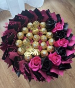 Bukiet z roz mydlanych i slodyczy ferrero prezent na urodziny 18stke