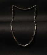 Wisiorek 316L z geometrycznym motywem ostrza - idealny na prezent