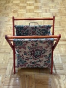 Składany stojak na gazety drewniany, tkanina gobelinowa, styl retro vintage