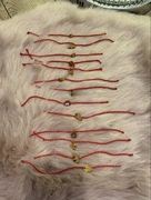 13 bransoletek na czerwonym sznureczku