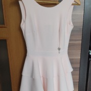 Sukienka koktajlowa obcisła w talii.