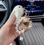 Elegancki brelok z perełkami i zdobioną zawieszką – kobiecy i efektowny