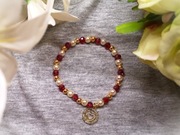 Bransoletka damska z perłowymi, czerwonymi koralikami i złotym sercem