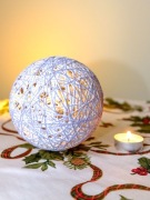 Kula bombka ozdobna z nici (włóczki) z brokatem świąteczna z lańcuchem LED