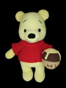 Maskotka Kubuś Puchatek na szydełku.