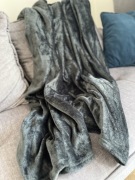 Miękki koc Bedsure 150 na 200 cm – ciemnoszary, bardzo puszysty