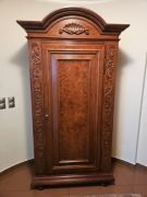 Stylowa drewniana szafa