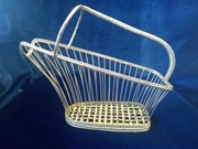 Metalowy koszyk na butelkę do wina