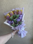 Bukiet ze zdrapkami i kwiatami ze wstążki satynowej