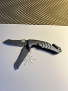 Nóż survivalowy z funkcją zbijaka do szyb i przecinakiem do pasów